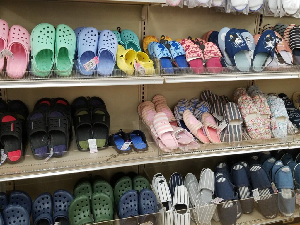 Vente de crocs et chaussons dans un Daiso au Japon