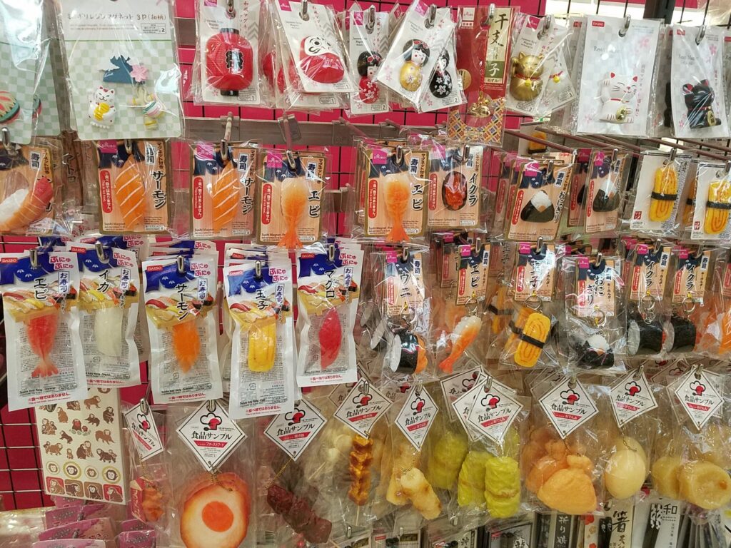 Porte-clés et souvenirs japonais dans un Daiso au Japon