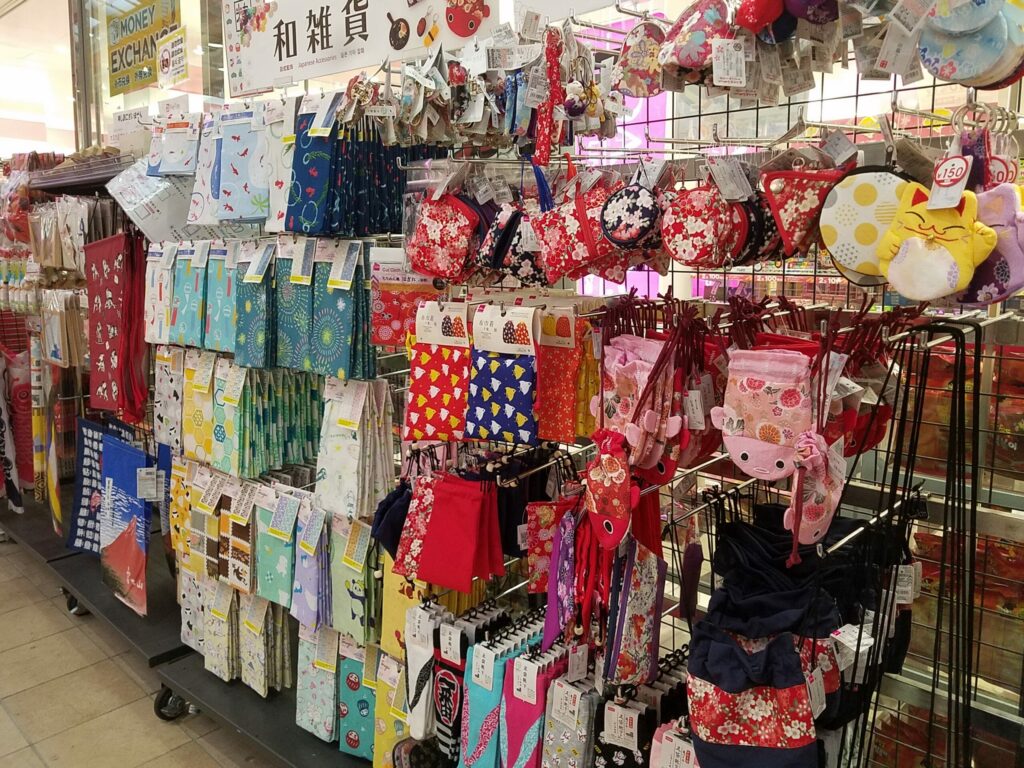 Souvenirs traditionnels japonais dans un Daiso au Japon