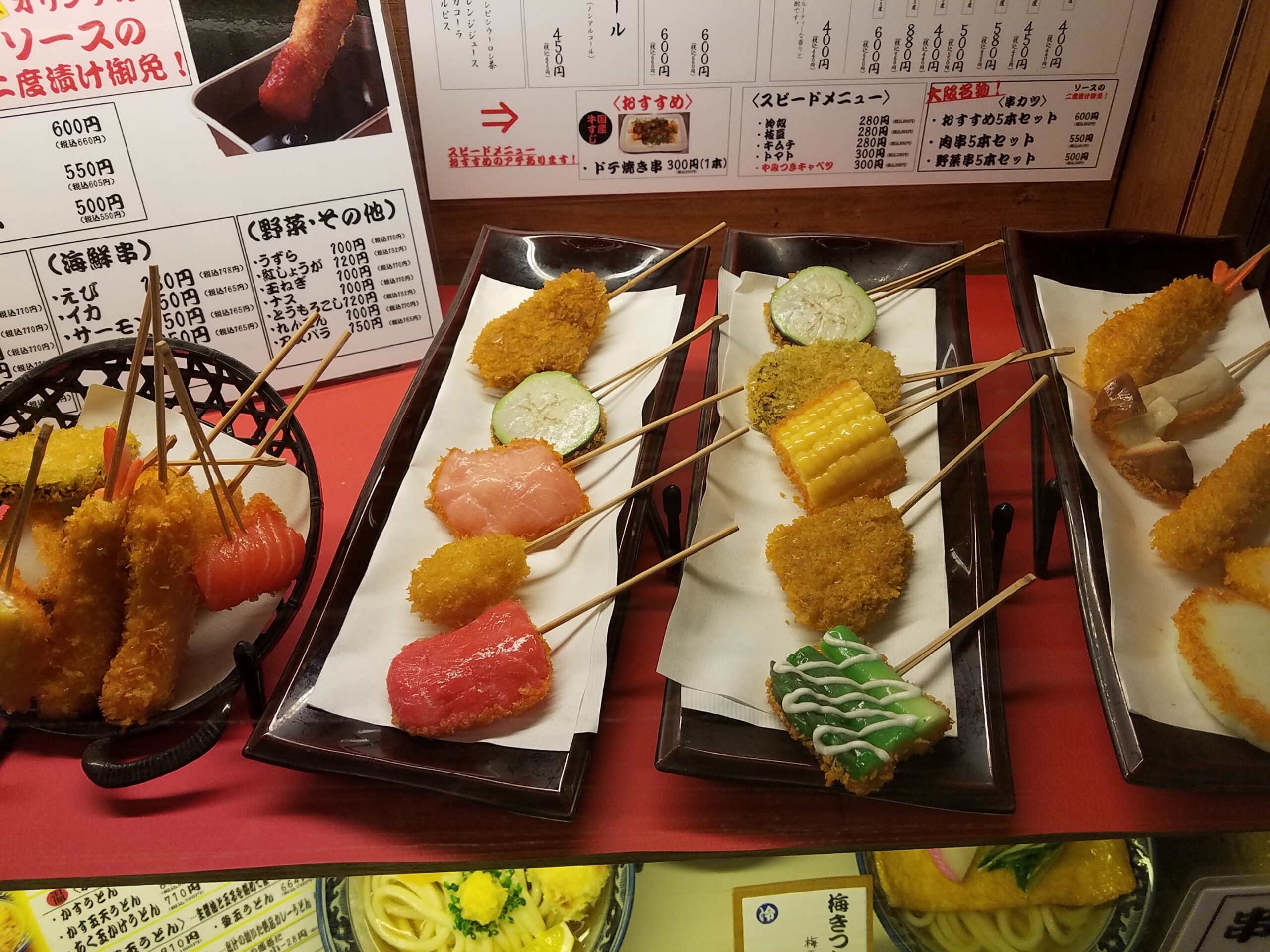 Réplique de nourriture dans des vitrines de restaurants au Japon