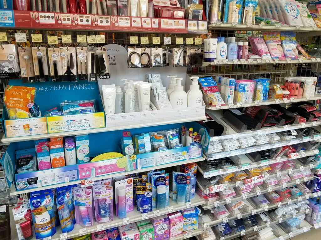 Maquillage et produits d'hygiène dans un konbini