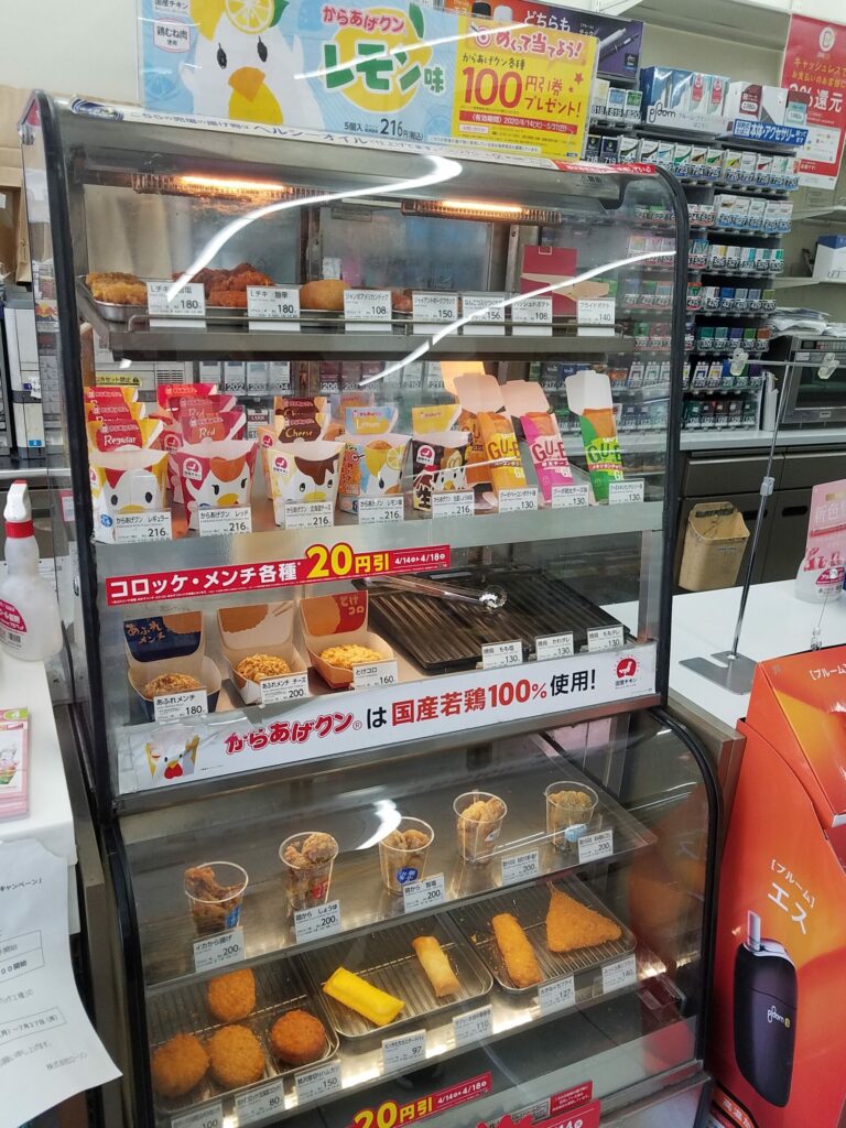 Vente de snacks japonais chauds dans un konbini