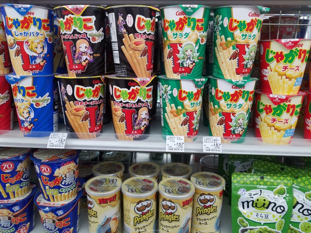 Snacks salés japonais en vente dans un konbini