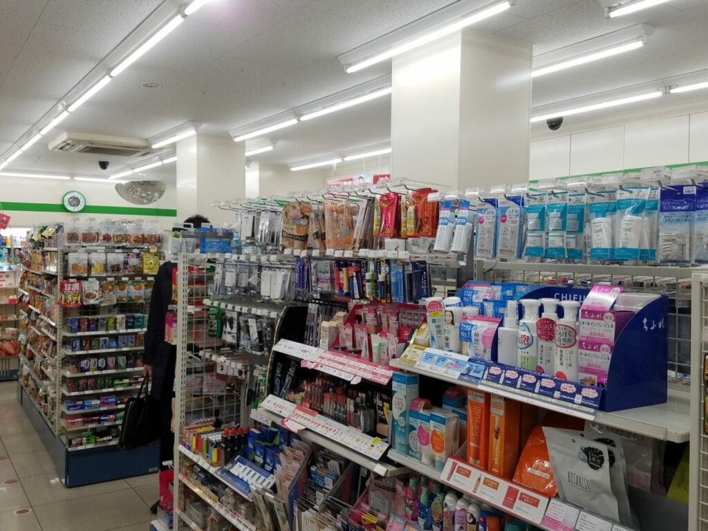 Produits d'hygiène en vente dans un konbini au Japon