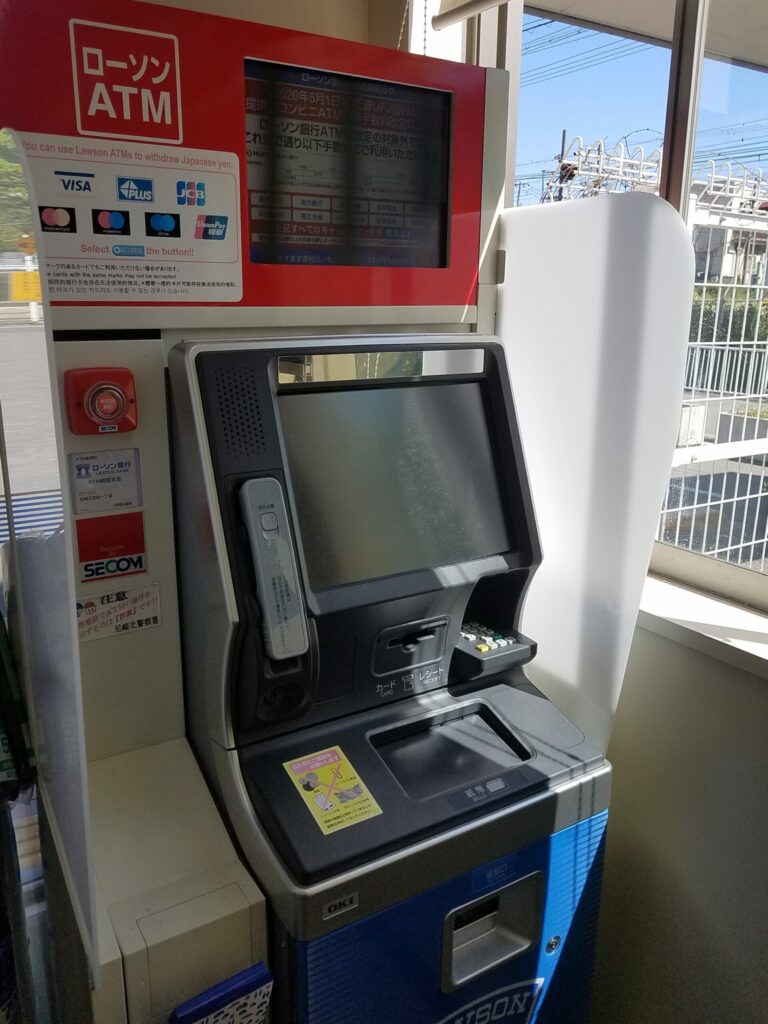 Distributeur de billets/ATM dans un konbini au Japon