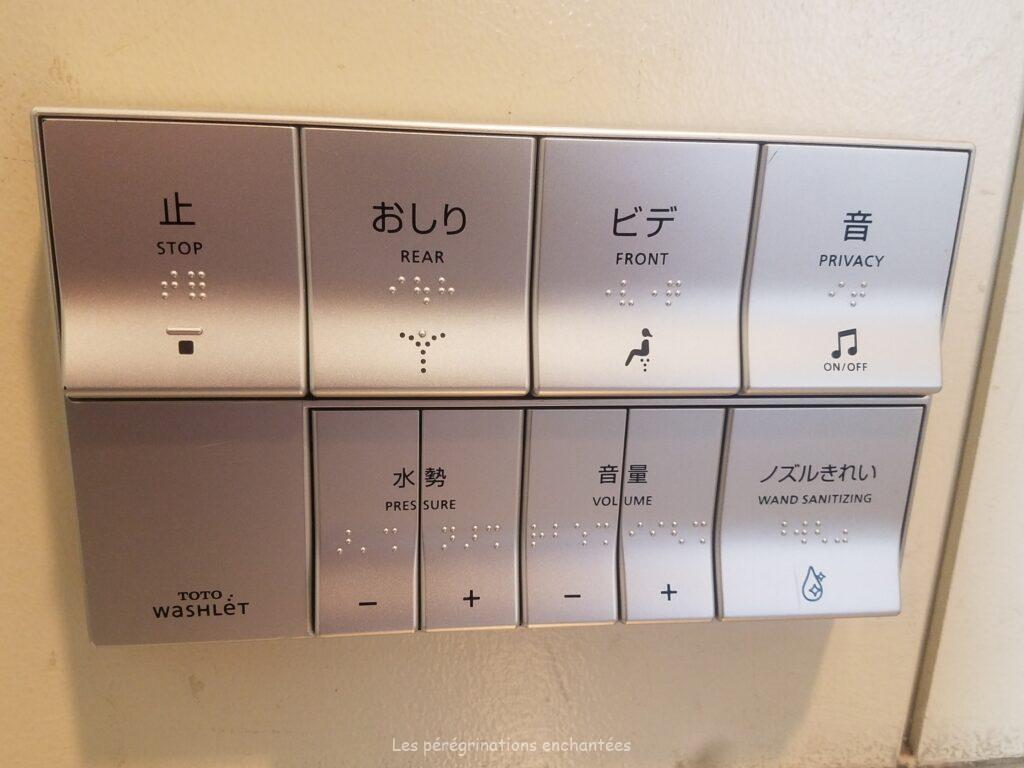 Commandes du washlet dans des toilettes japonaises