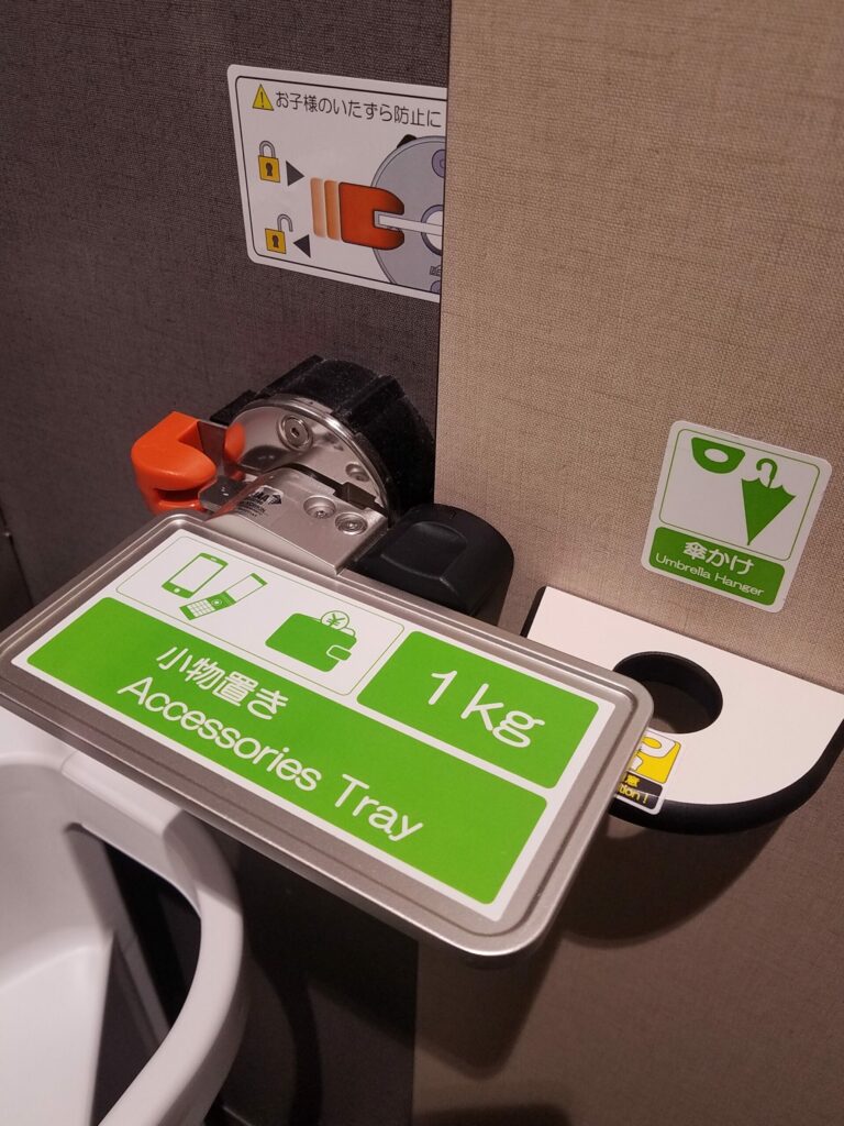 Tablette pour poser ses affaires dans des toilettes japonaises